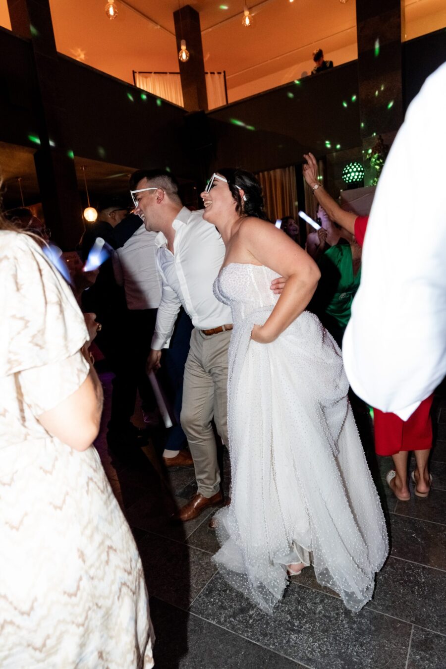 Brautpaar tanzt auf Hochzeitsparty im Innenbereich