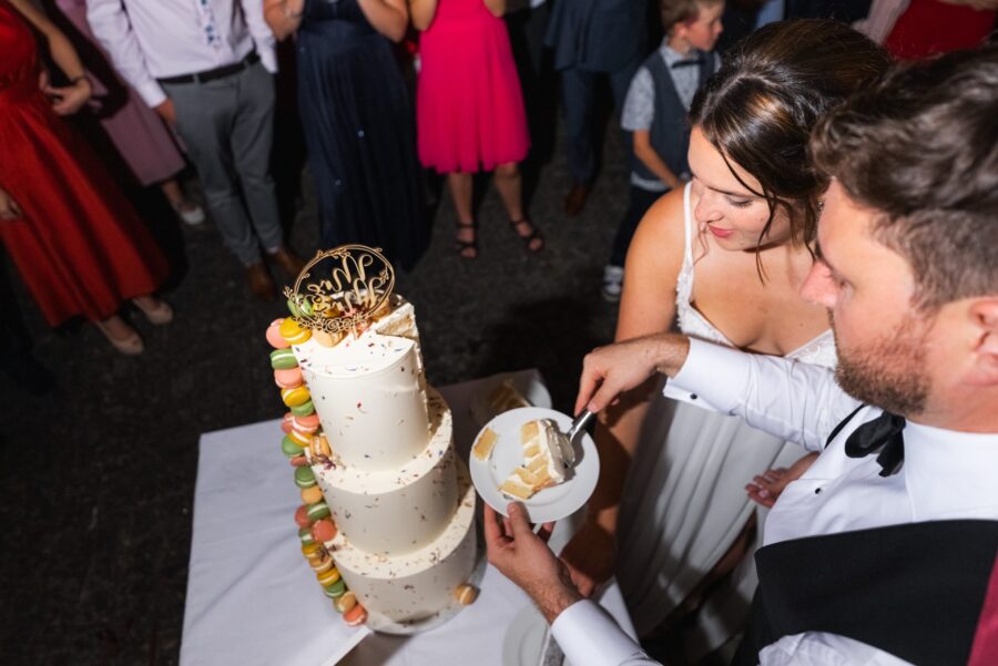 Hochzeitspaar schneidet mehrstöckige Torte an