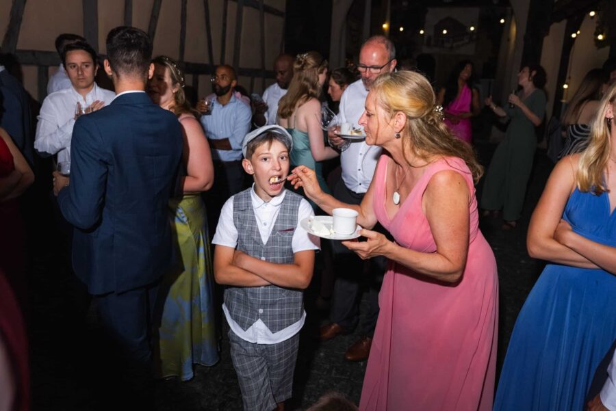 Hochzeitsgäste feiern auf der Tanzfläche.