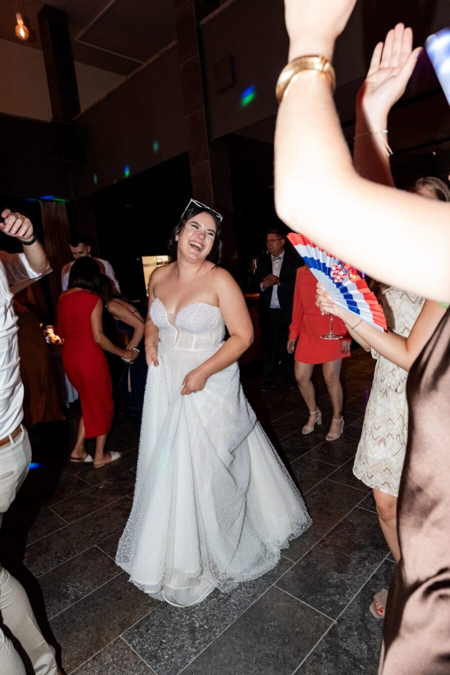 Braut tanzt auf der Hochzeitsfeier in festlicher Runde