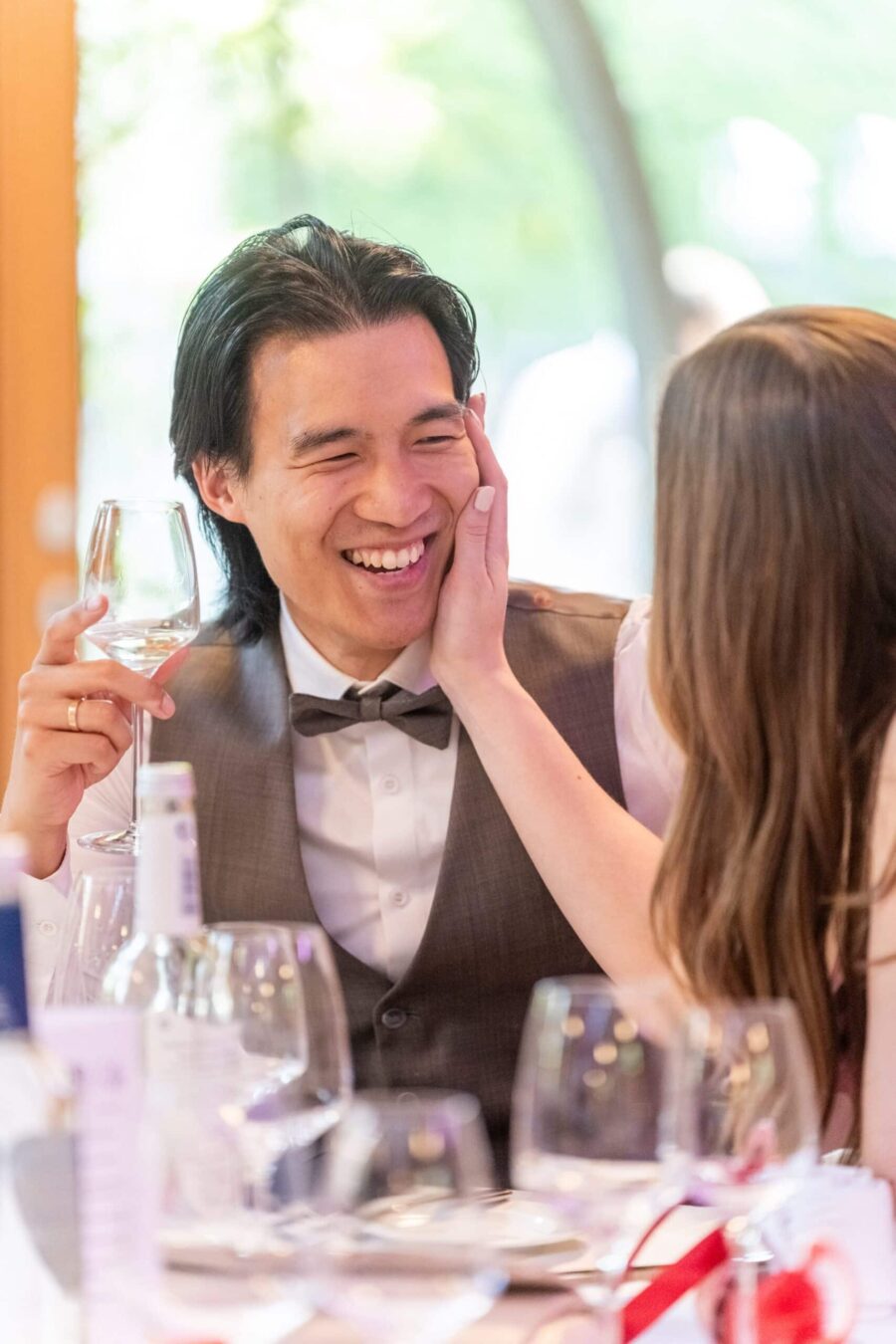 Hochzeitspaar beim festlichen Dinner.