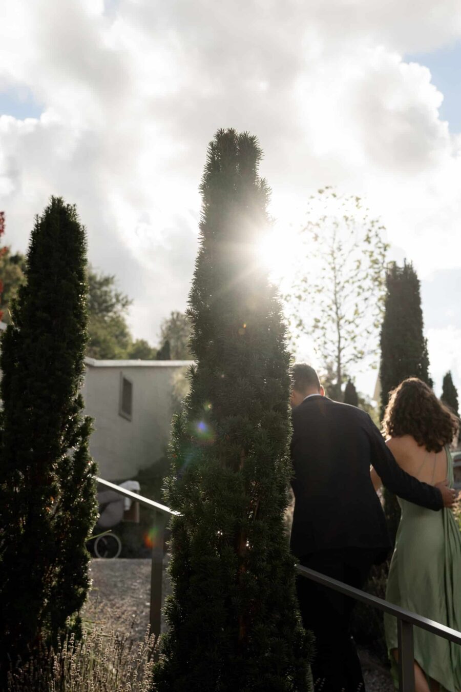 Sonnenuntergang hinter Brautjungfer im Garten.