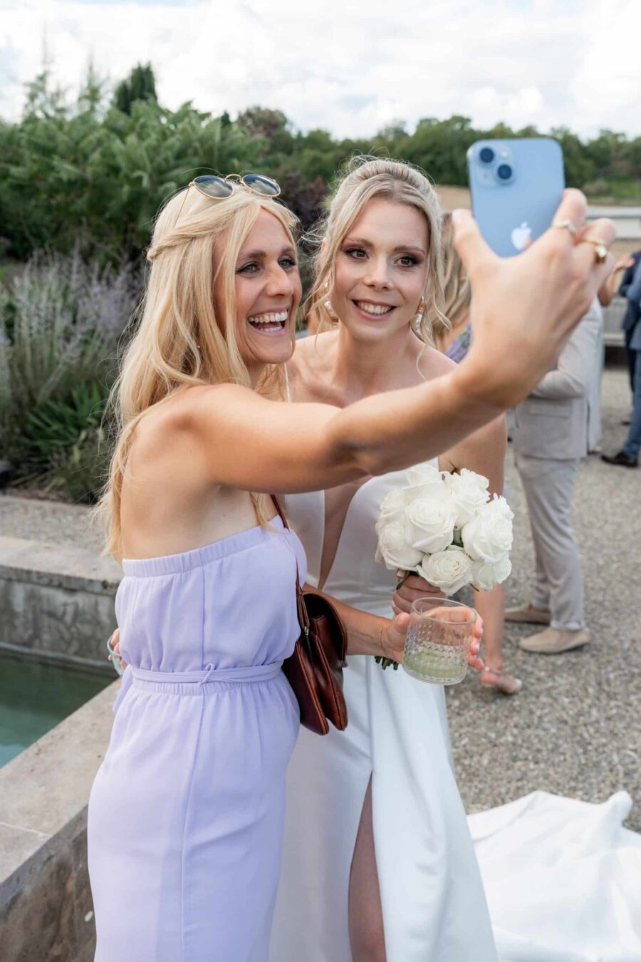 Selfie mit Braut und Gast im Garten.