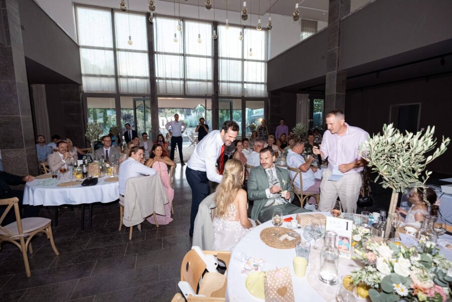 Hochzeitsfeier mit Gästen in elegantem Saal