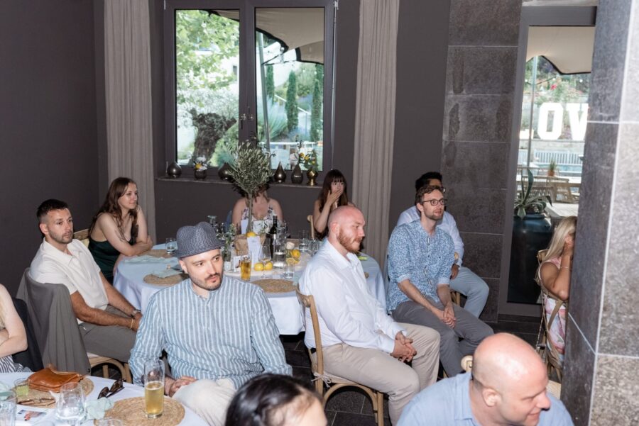 Hochzeitsgäste sitzen in elegantem Restaurantinterieur