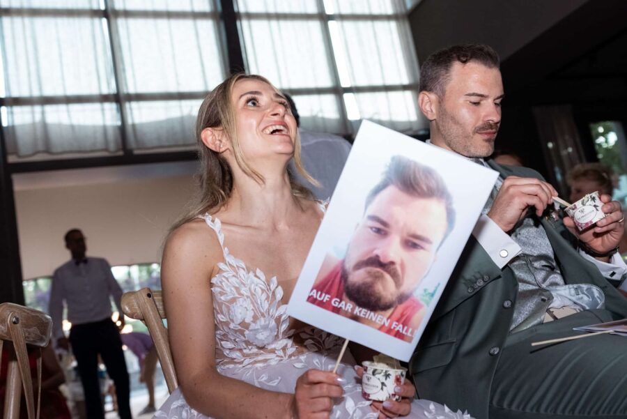 Hochzeitsfeier mit Foto-Scherz und Eisbechern