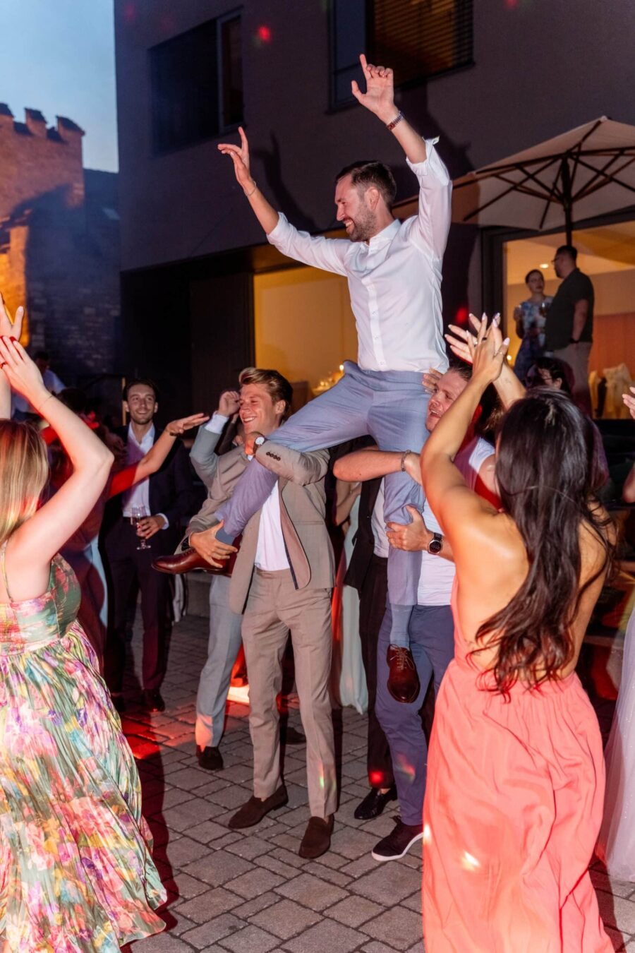 Hochzeitsgäste tanzen und feiern ausgelassen draußen