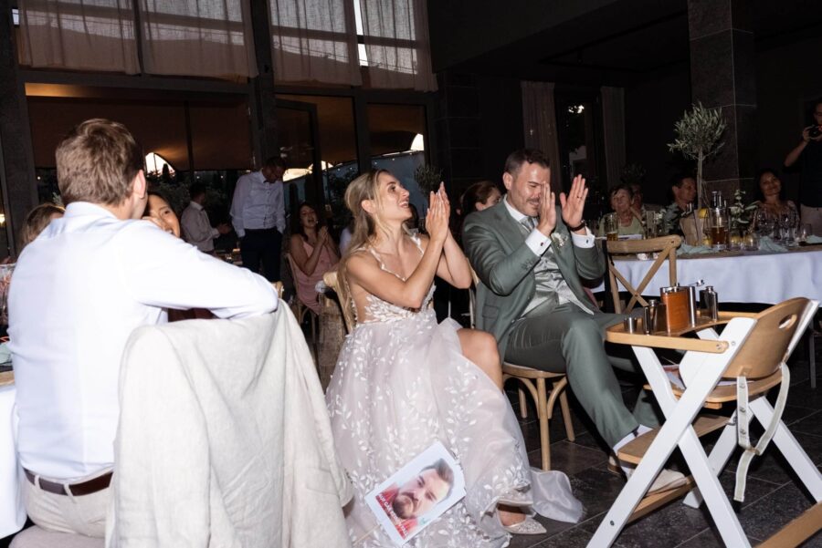 Gäste applaudieren während der Hochzeitsfeier.