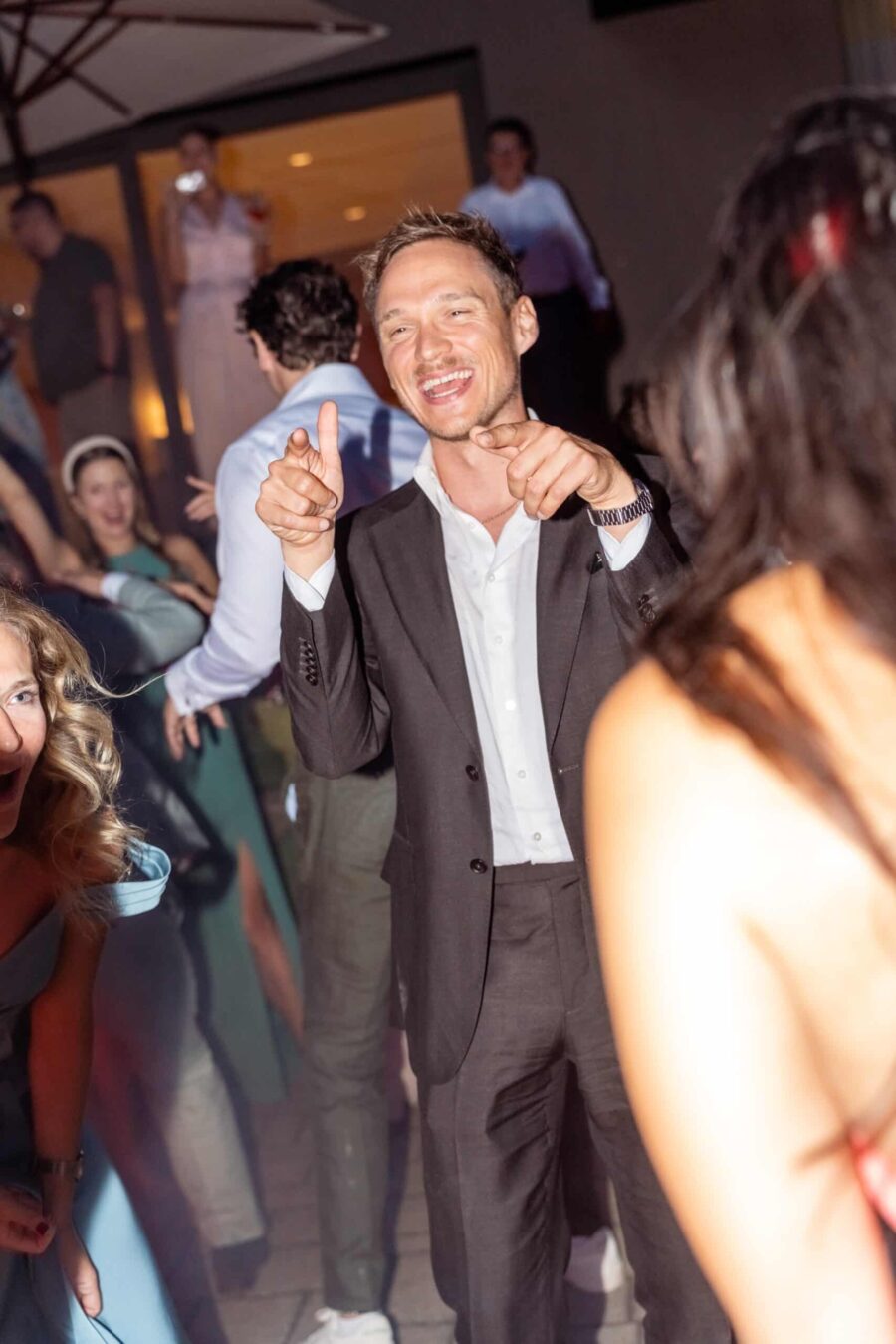 Fröhliche Hochzeitsparty mit tanzenden Gästen