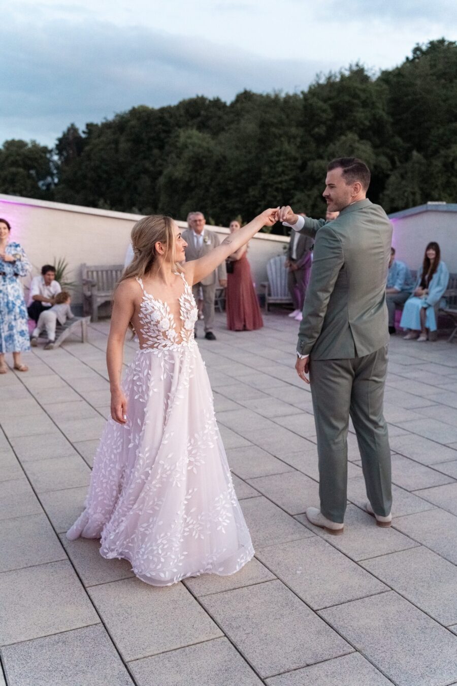 Brautpaar tanzt auf Dachterrasse bei Hochzeitsempfang