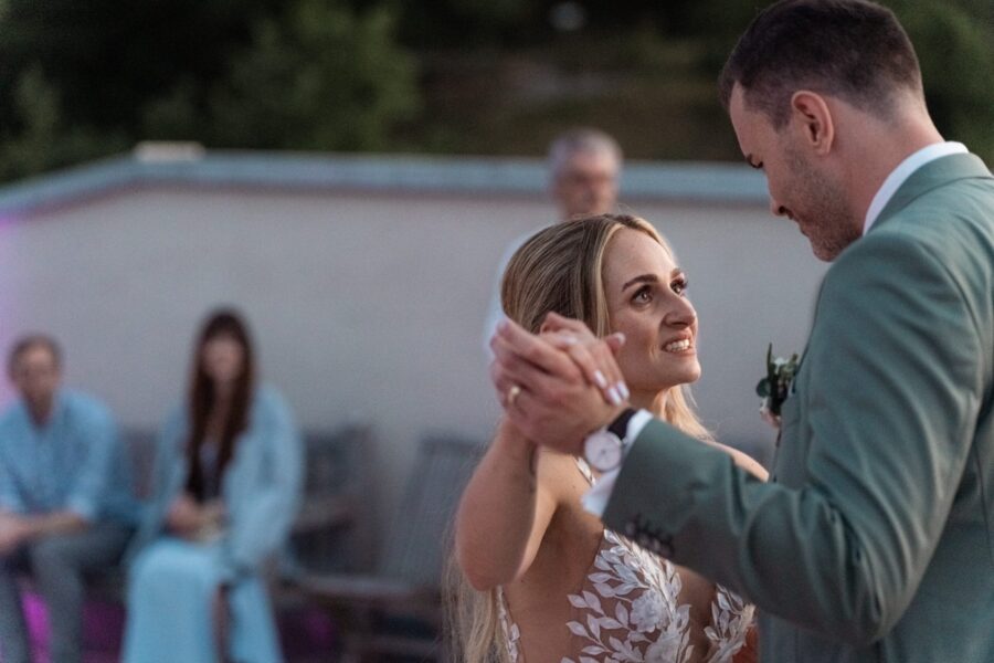 Brautpaar beim Hochzeitstanz im Freien