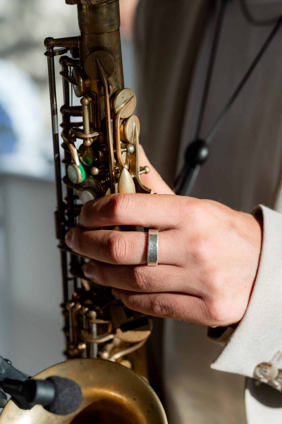 Hochzeit Villa Oriental | Editorial Summer Vibes & Live Cooking 483 Musiker spielt Saxophon bei Hochzeitsfeier