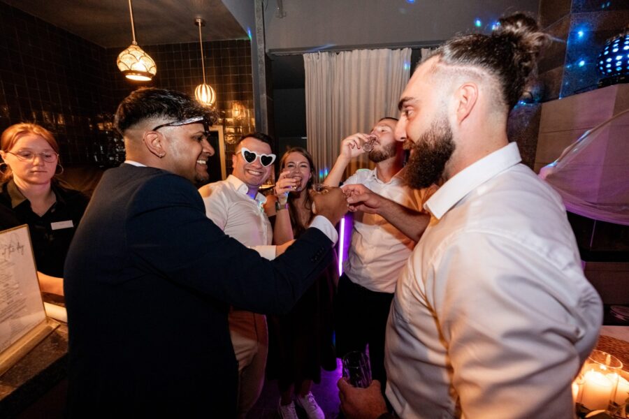 Hochzeitsfeier mit Gästen an der Bar