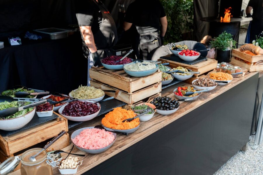 Buffet mit vielseitigen Salaten auf Hochzeitsempfang