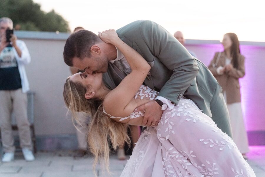 Tanzendes Brautpaar in eleganter Pose im Freien