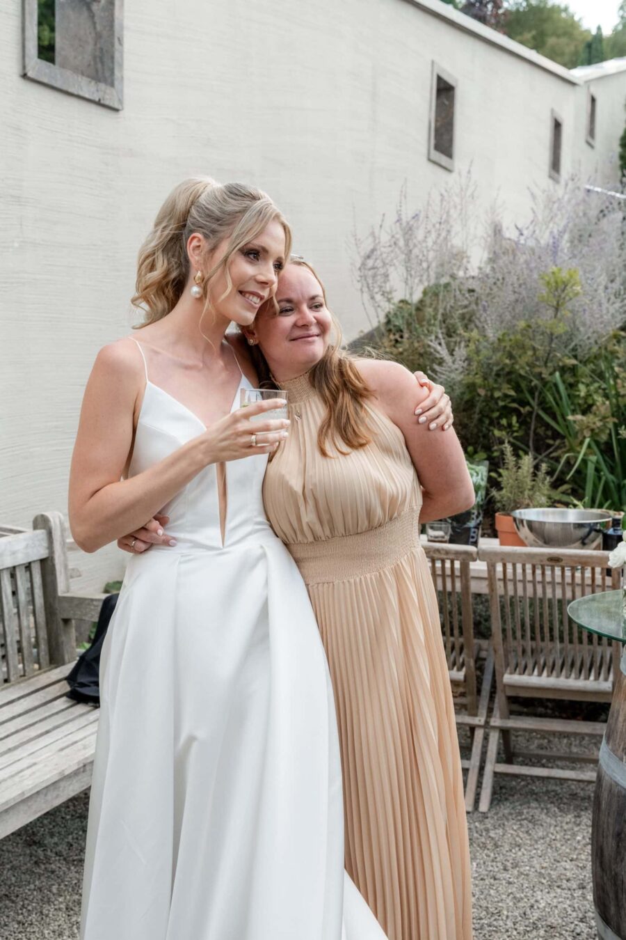 Hochzeit Villa Oriental | Editorial Summer Vibes & Live Cooking 213 Braut und Gast im Gartenumarmung