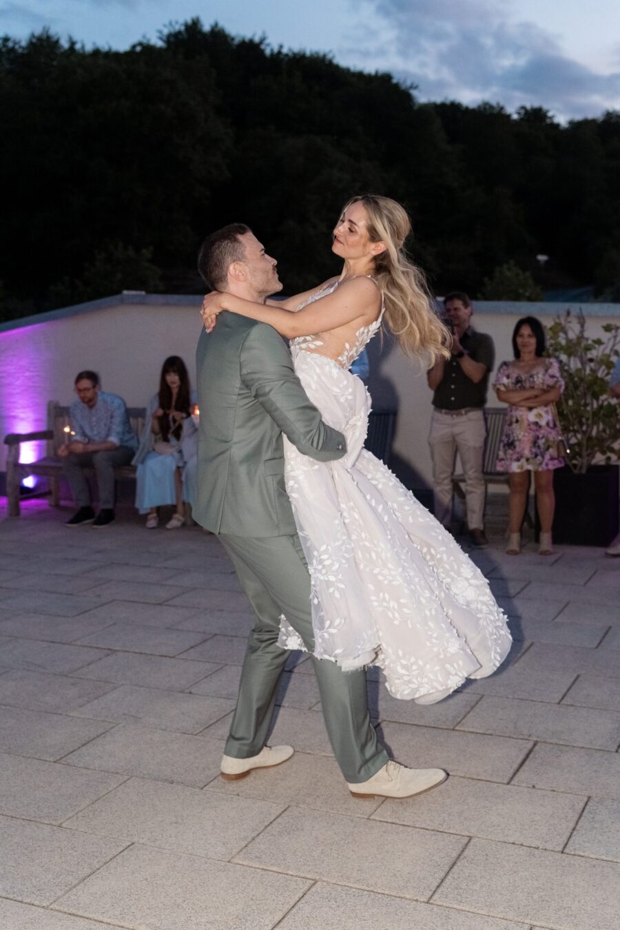 Hochzeitstanz auf Terrasse bei Abenddämmerung
