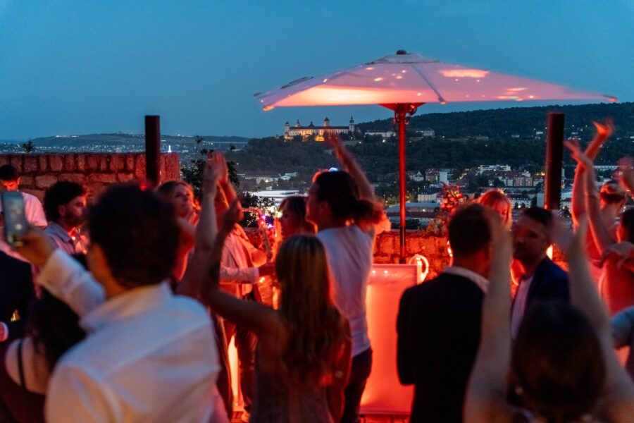 Hochzeit Steinburg Würzburg | Editorial Style & Party | Florian Knusper 85 Hochzeitsfeier auf Terrasse bei Dämmerung