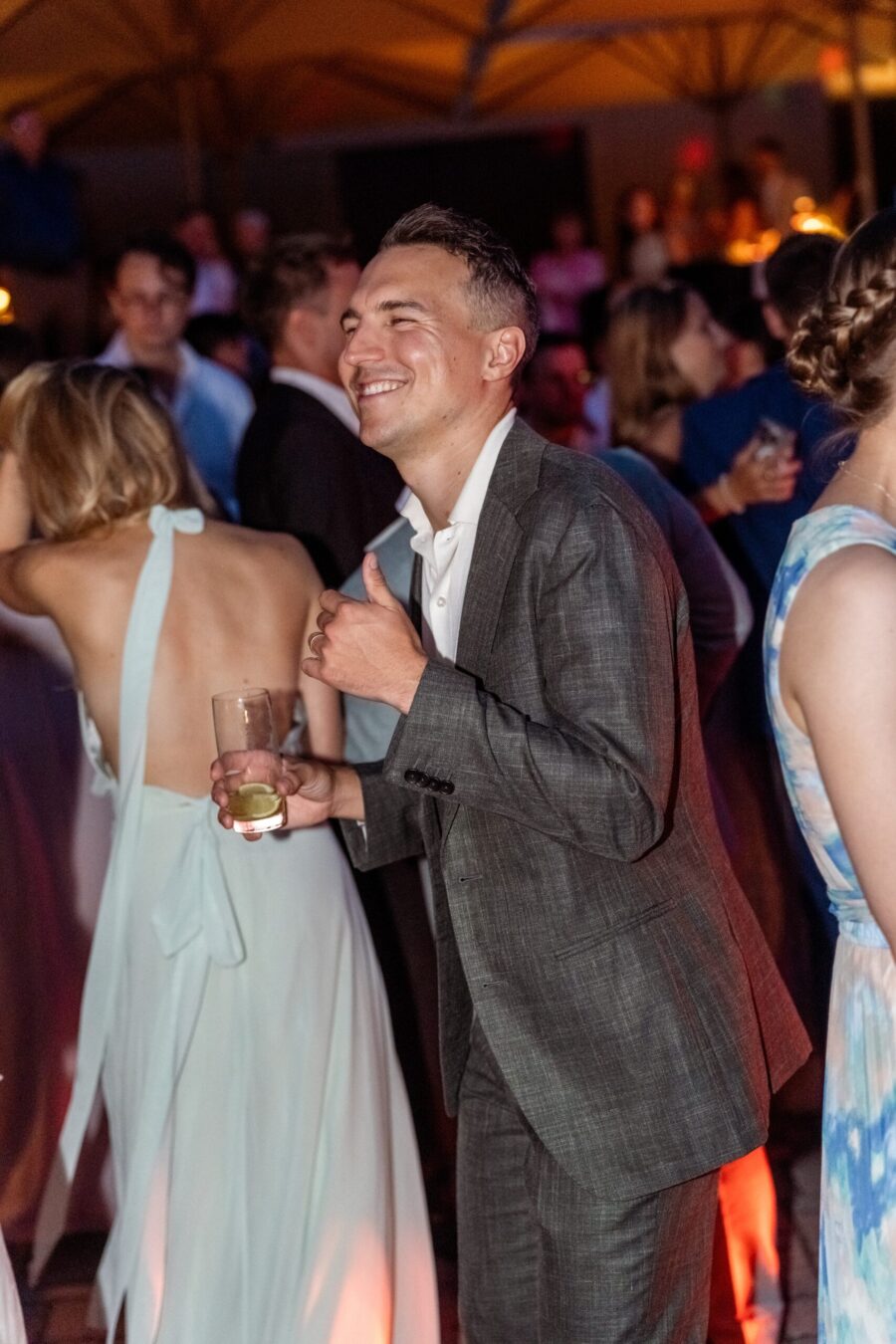 Hochzeitsparty mit tanzenden Gästen abends