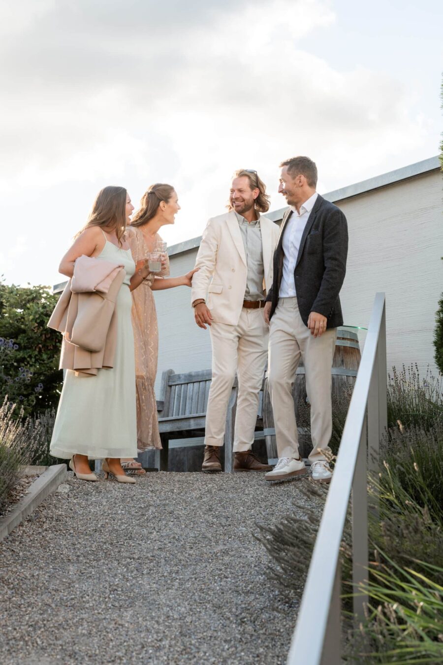 Hochzeit Villa Oriental | Editorial Summer Vibes & Live Cooking 488 Gäste unterhalten sich im Garten bei Hochzeitsempfang
