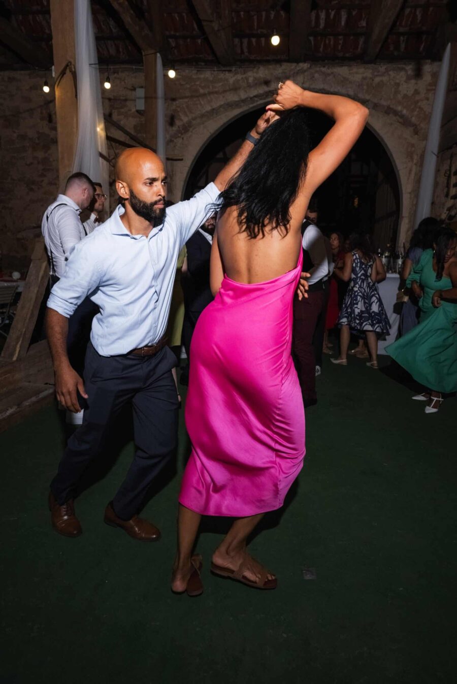 Tanzendes Paar bei Hochzeitsfeier im Festsaal