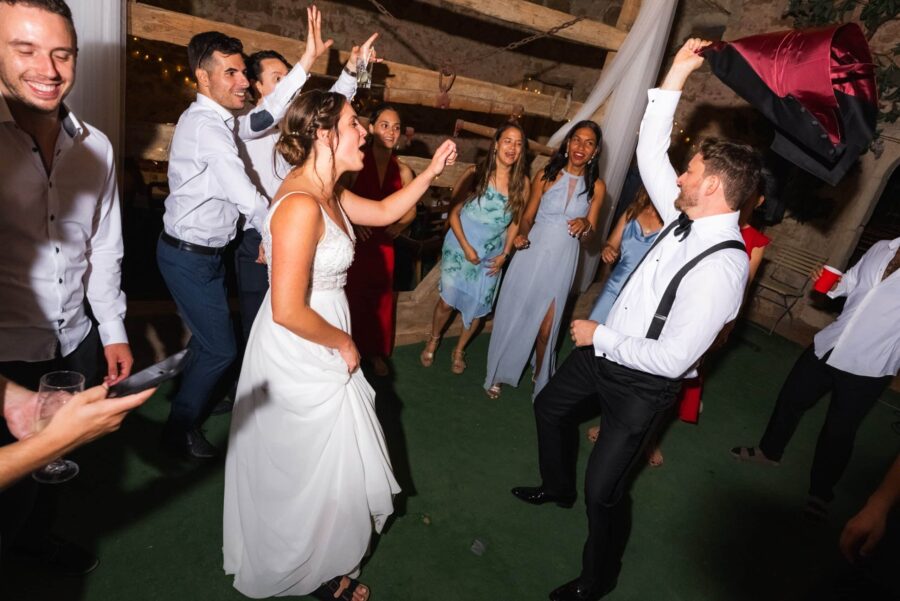 Hochzeitstanz feiernde Gäste in Scheune