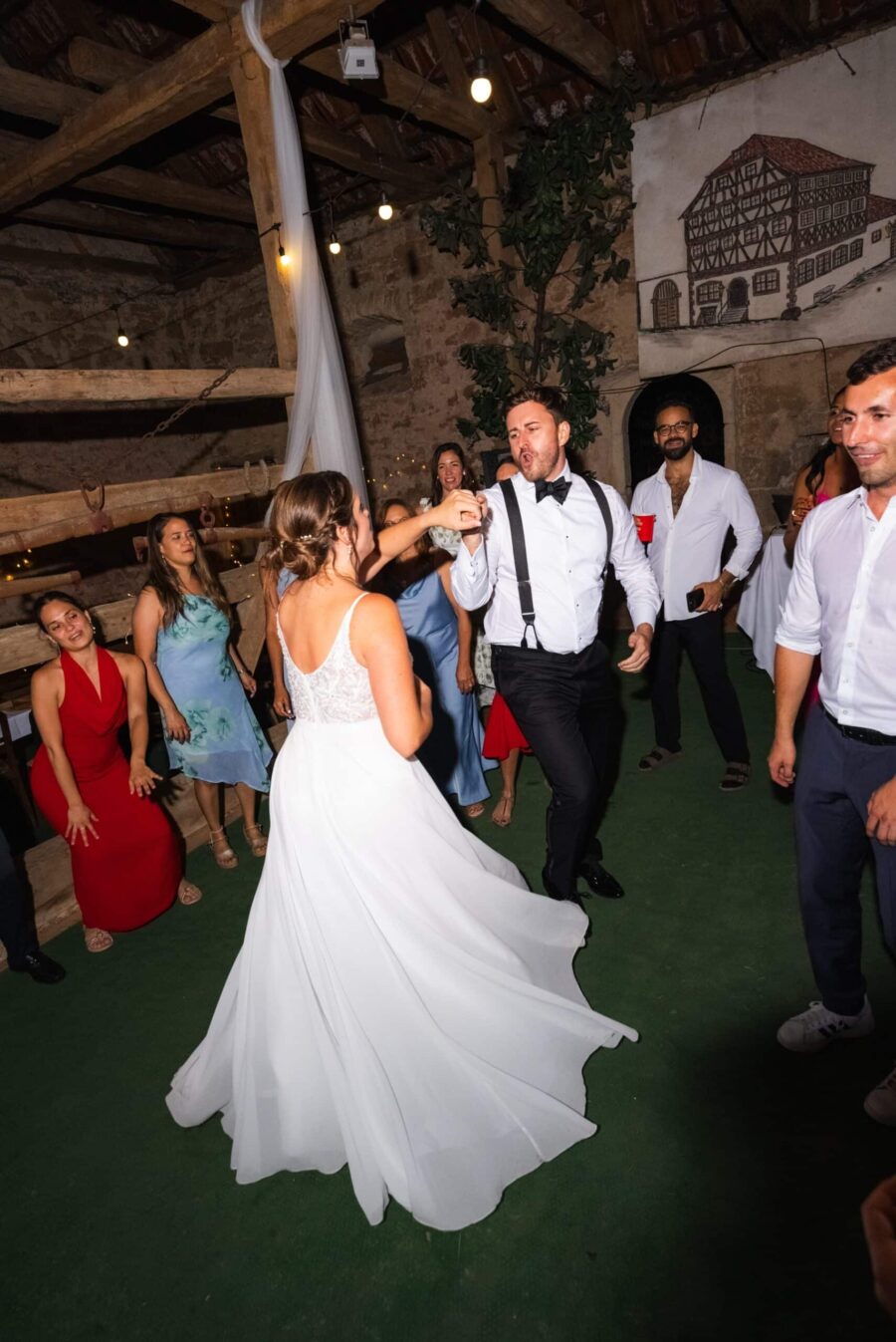 Tanzendes Brautpaar in rustikaler Scheune.