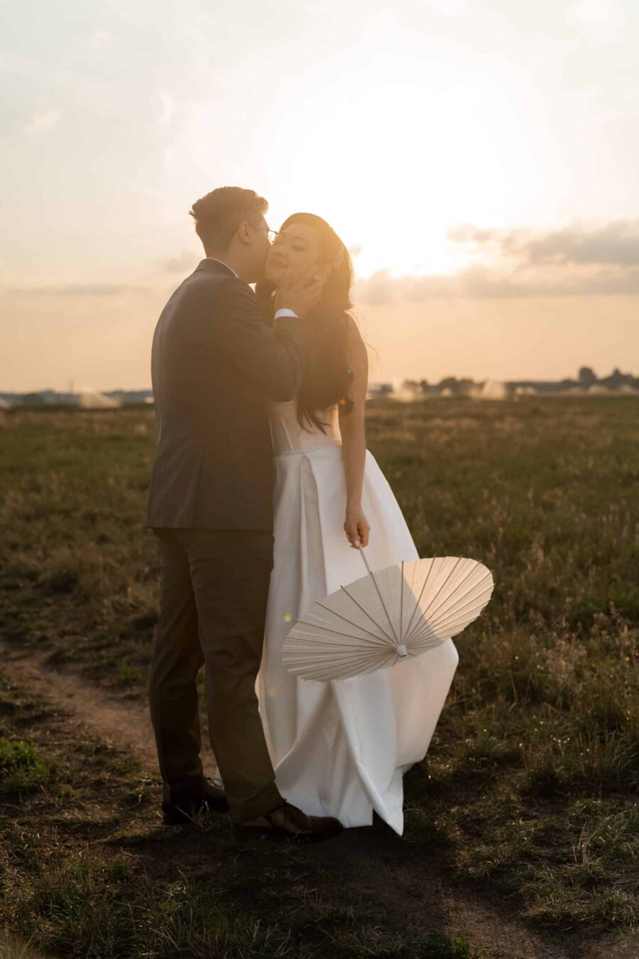 Brautpaar bei Sonnenuntergang auf Wiese