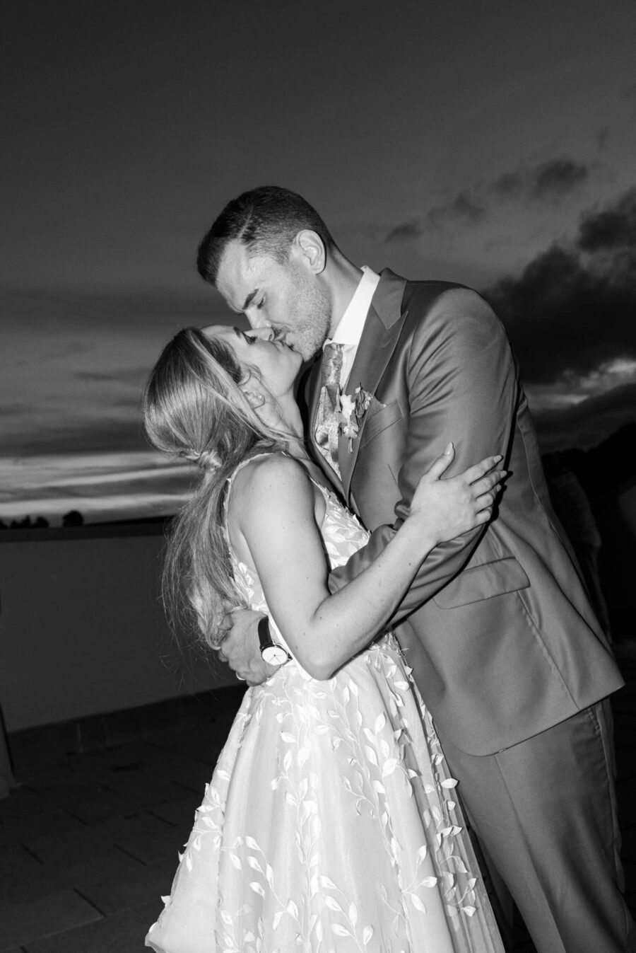 Brautpaar küsst sich bei Sonnenuntergang