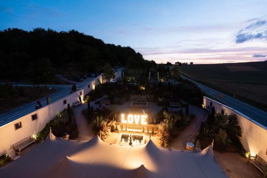 Hochzeitslocation bei Sonnenuntergang mit LOVE-Schriftzug