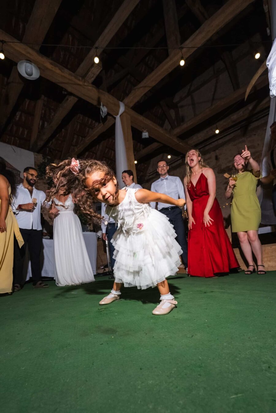 Tanzende Kinder auf lebhafter Hochzeitsfeierabend