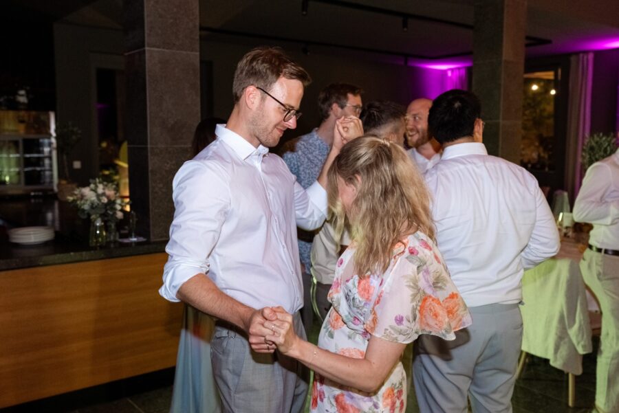 Tanzendes Paar auf Hochzeitsempfang