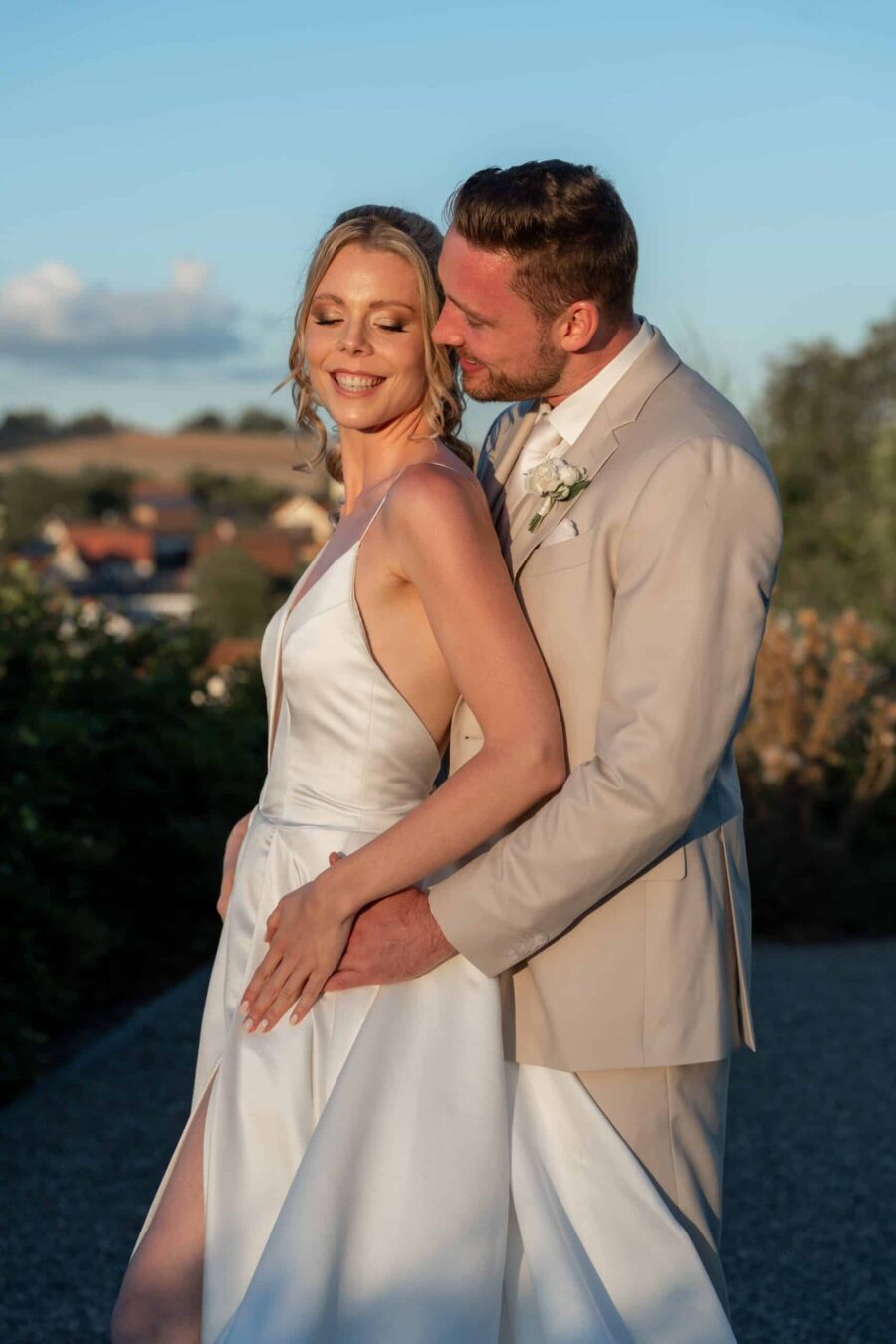 Hochzeit Villa Oriental | Editorial Summer Vibes & Live Cooking 491 Brautpaar umarmt sich im Sonnenuntergang