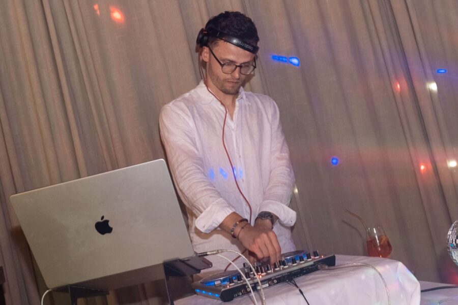 DJ spielt Musik auf Hochzeitsfeier