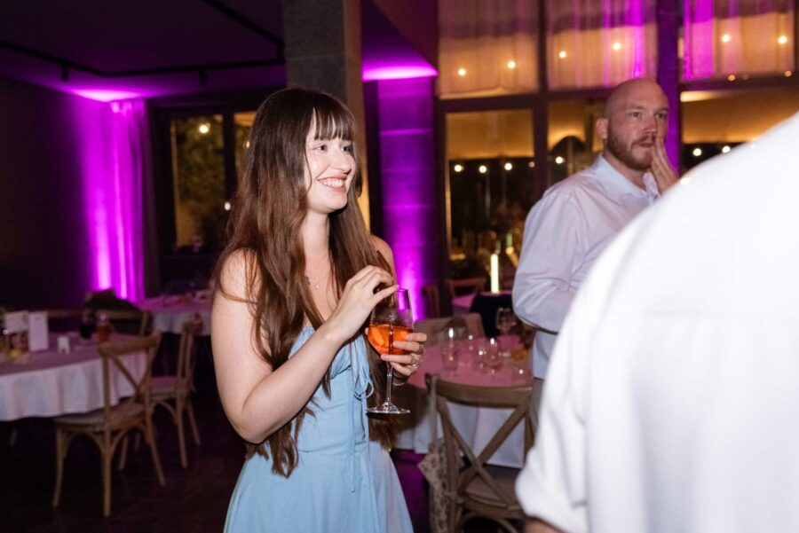 Hochzeitsfeier mit Gästen und Getränken im Festsaal