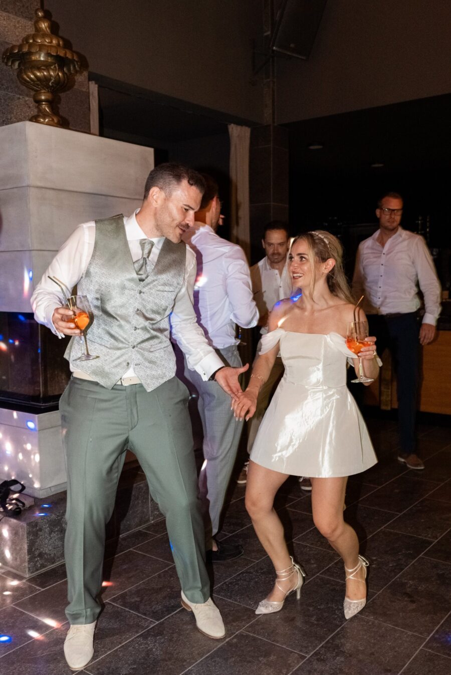 Hochzeitstanzpaar mit Getränken auf der Tanzfläche