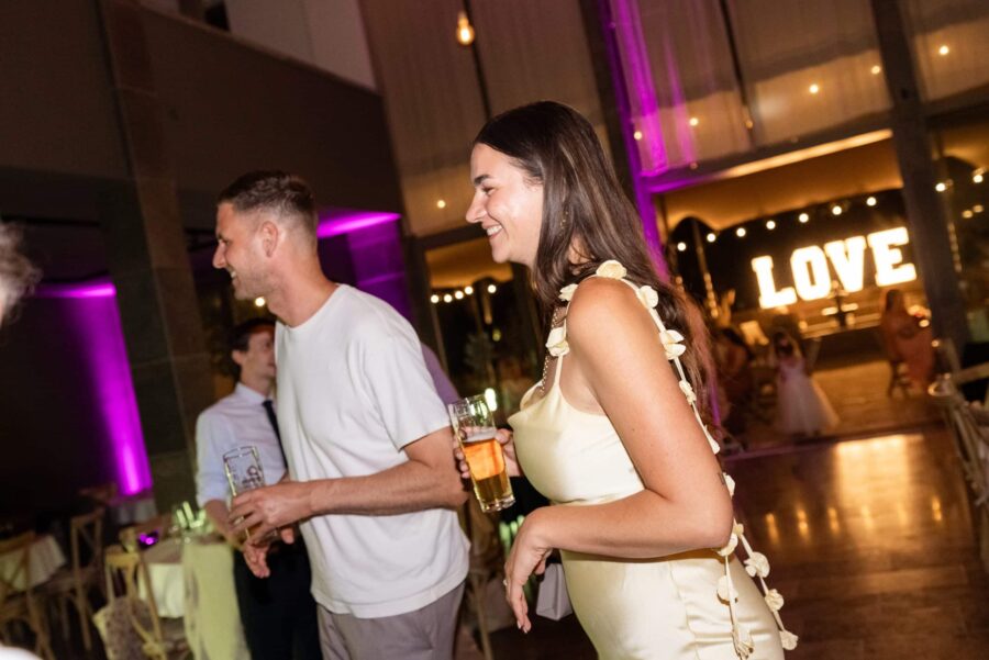 Gäste feiern bei Hochzeit mit LOVE-Leuchtschrift