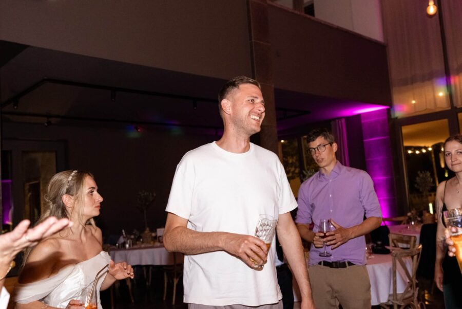 Hochzeitsgäste im festlich dekorierten Saal