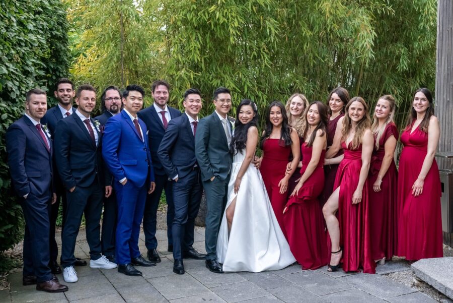 Hochzeitsgesellschaft im Garten posiert für Gruppenfoto