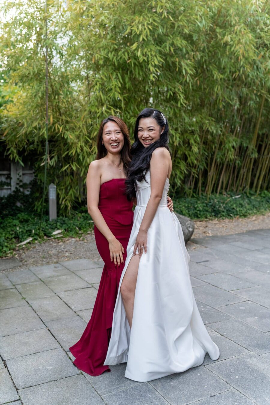 Zwei Frauen in eleganter Abendkleidung im Garten