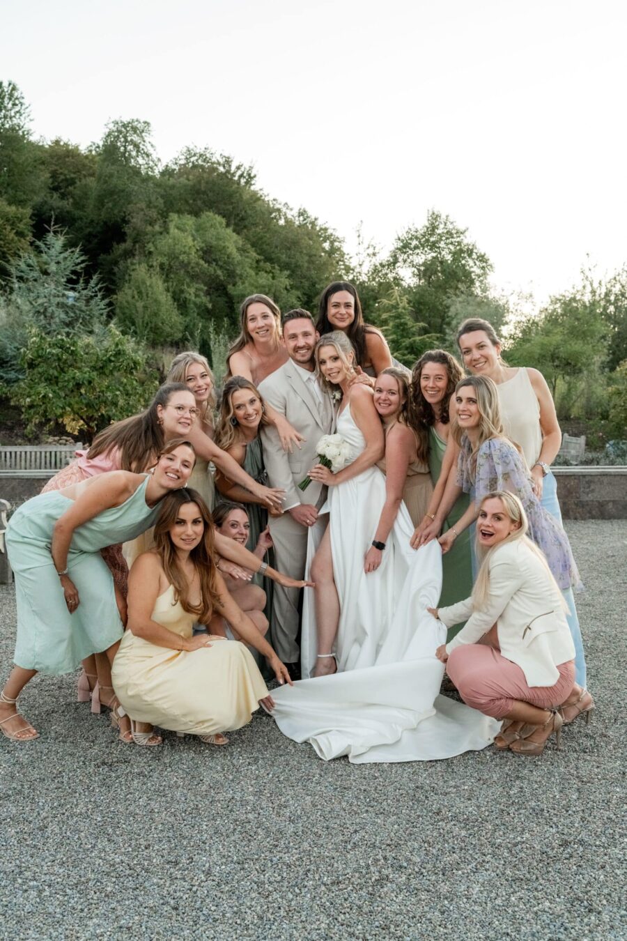 Hochzeit Villa Oriental | Editorial Summer Vibes & Live Cooking 497 Brautpaar mit Freunden im Garten feiern