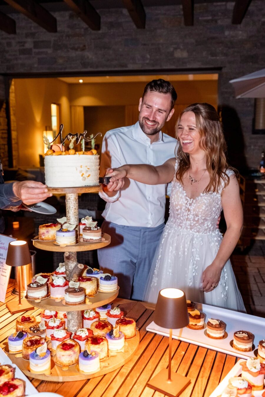 Hochzeit Steinburg Würzburg | Editorial Style & Party | Florian Knusper 183 Brautpaar schneidet Hochzeitstorte an
