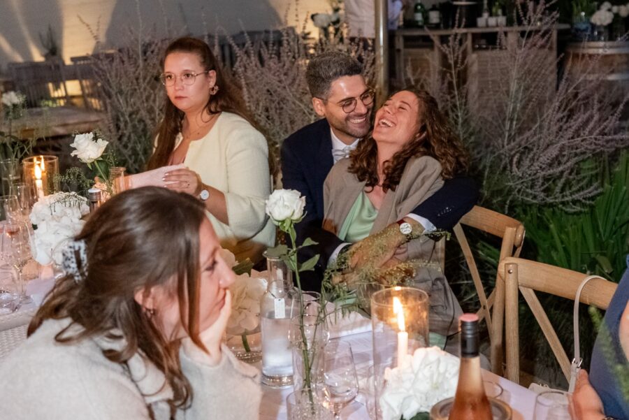Hochzeit Villa Oriental | Editorial Summer Vibes & Live Cooking 228 ```markdown
Lachende Gäste während des Hochzeitsdinners
```
