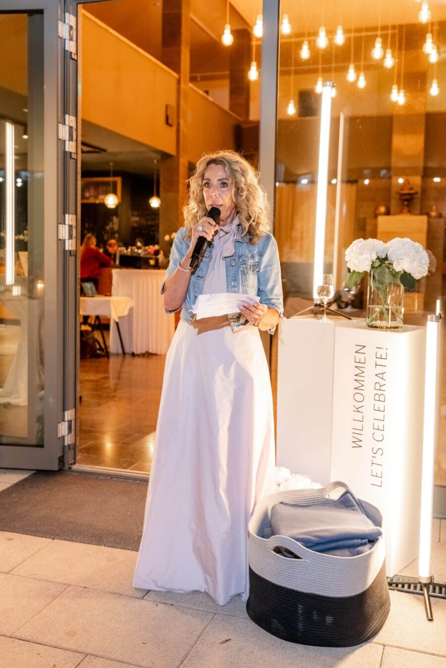 Hochzeitsrede im festlich beleuchteten Saal.