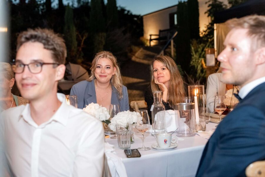Hochzeit Villa Oriental | Editorial Summer Vibes & Live Cooking 504 Hochzeitsgäste beim Abendessen im Freien