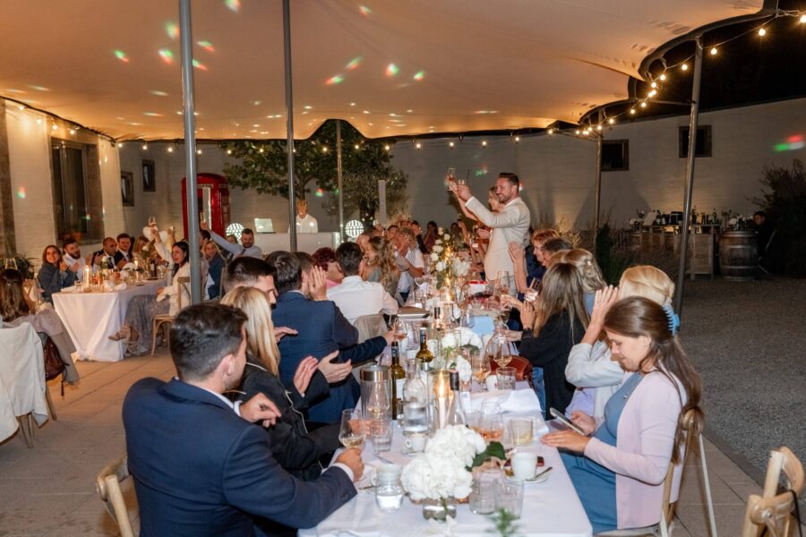Hochzeit Villa Oriental | Editorial Summer Vibes & Live Cooking 235 Hochzeitsfeier im Freien mit Toast und gedeckten Tischen
