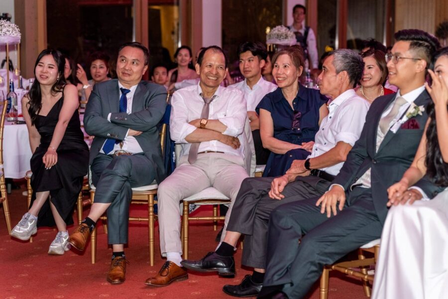 Hochzeitsgäste lachend in festlicher Runde