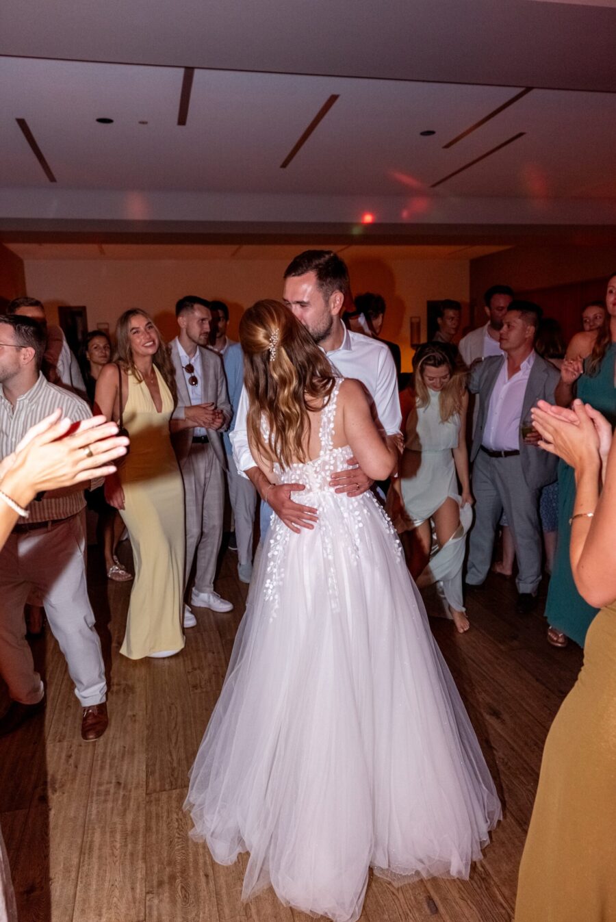 Brautpaar tanzt auf Hochzeitsparty mit Gästen