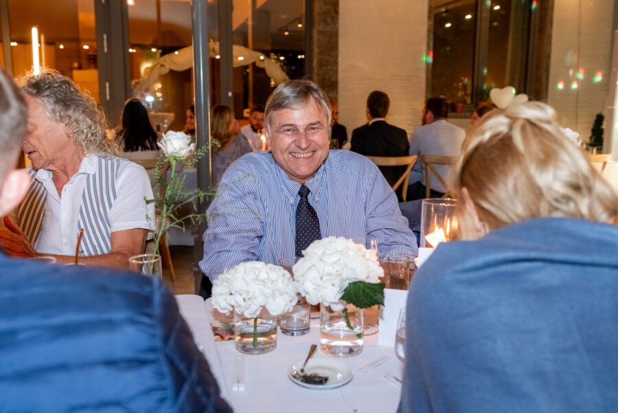 Gäste bei Hochzeitsempfang im festlichen Raum