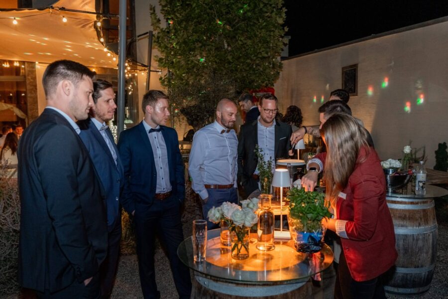 Hochzeit Villa Oriental | Editorial Summer Vibes & Live Cooking 512 Gäste versammeln sich um beleuchteten Bartisch draußen